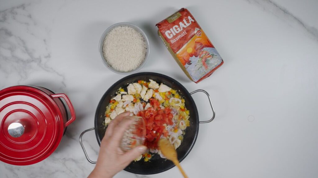 Refogue durante alguns minutos e junte o tomate picado.