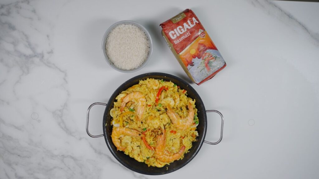 A paella vai formar uma leve crosta dourada no fundo, conhecida como socarrat
