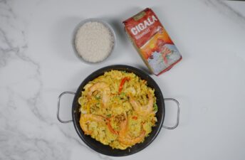 A paella vai formar uma leve crosta dourada no fundo, conhecida como socarrat