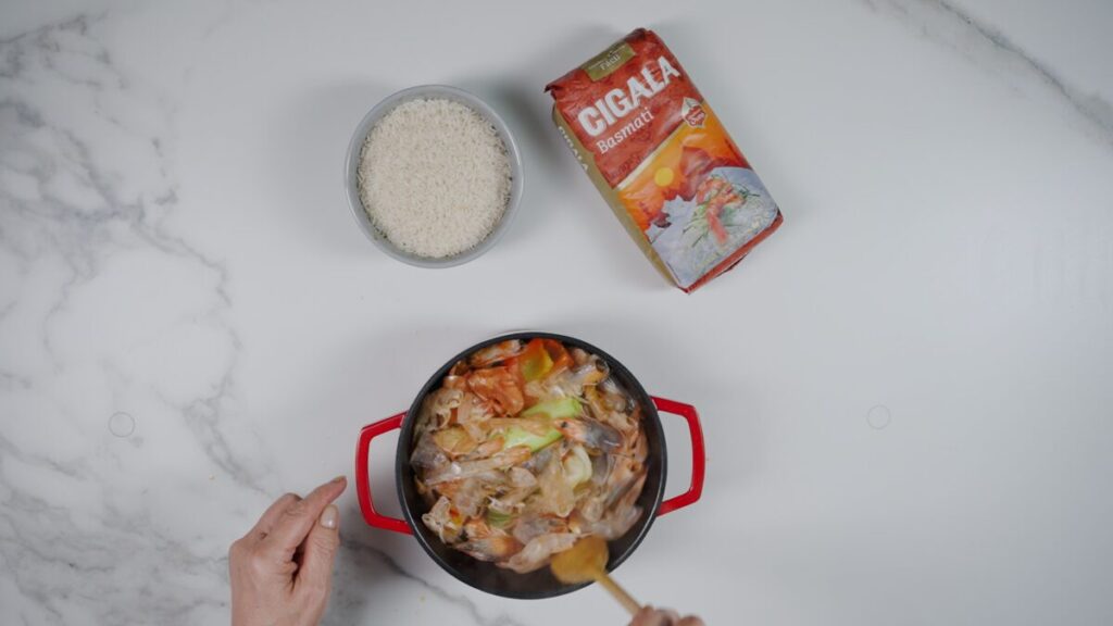 Deixe refogar até que os sabores se intensifiquem.