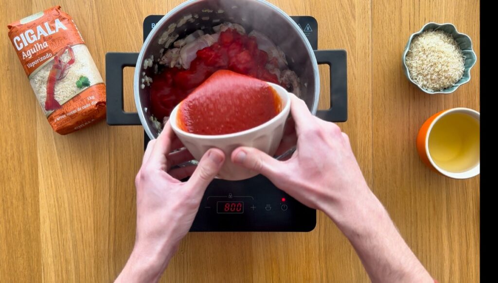 Junte o tomate em pedaços, a polpa de tomate ao frango e envolva bem todos os ingredientes.