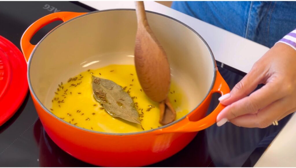 Envolva todos os ingredientes e deixe que os aromas se unam em lume médio por aproximadamente 1-2 minutos.