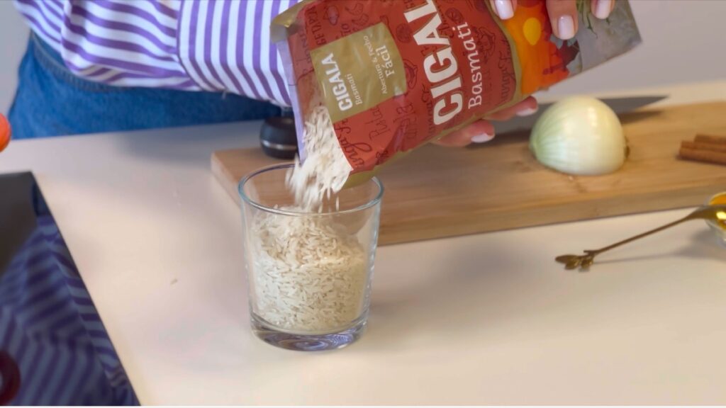 A magia deste prato está na forma como as especiarias são trabalhadas e como o arroz absorve todos esses aromas durante a cozedura numa só panela única