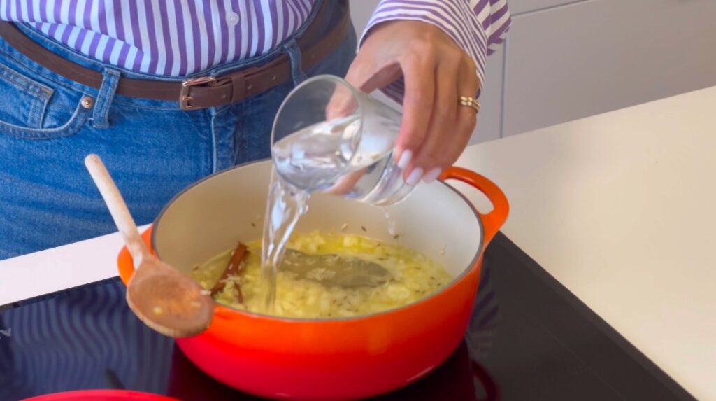 Acrescente a água a ferver ao tacho, adicione sal a gosto, mexa delicadamente e reduza o fogo.