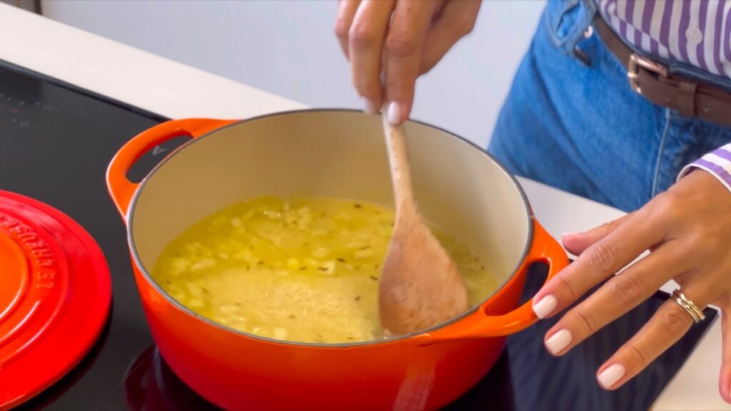 Tape a panela e deixe cozer em lume brando até que toda a água seja absorvida, aproximadamente 15 minutos.