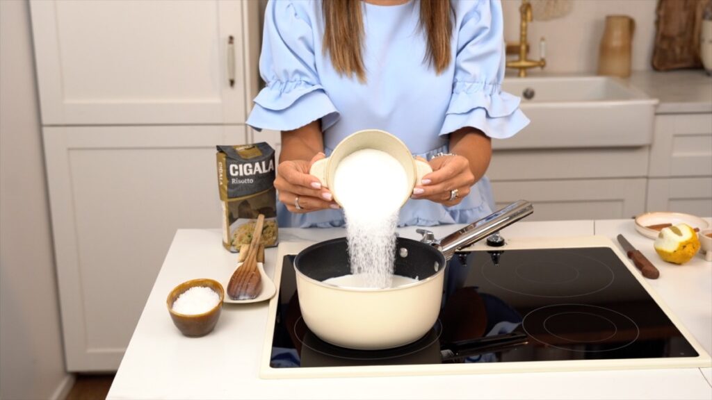 Quando o arroz estiver quase cozido, adicione o açúcar gradualmente