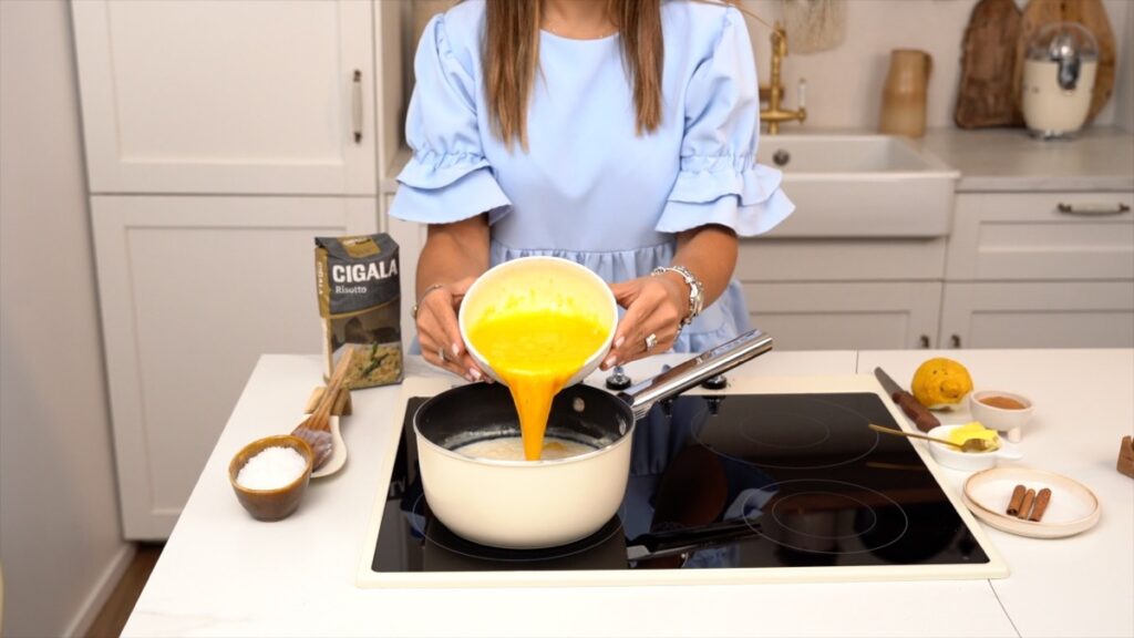 Incorpore esta mistura de ovos ao arroz e mexa vigorosamente para criar uma textura cremosa e uniforme.