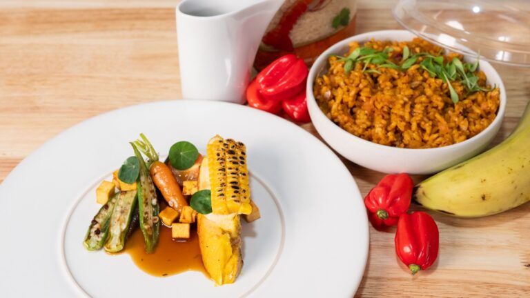 Foto de Arroz jollof – Receita tradicional com frango e especiarias
