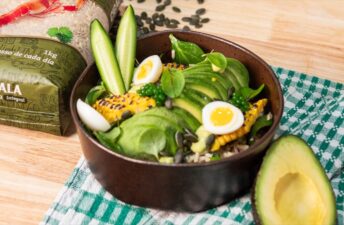 imagen receta Salada de abacate com arroz integral e caviar de coentros: como preparar uma receita fresca e deliciosa