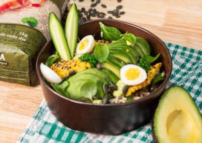 Salada de abacate com arroz integral e caviar de coentros: como preparar uma receita fresca e deliciosa