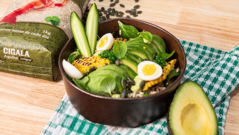Foto de Salada de abacate com arroz integral e caviar de coentros: como preparar uma receita fresca e deliciosa