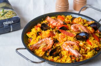 imagen receta Paella mista com frango e marisco: uma celebração do sabor mediterrâneo