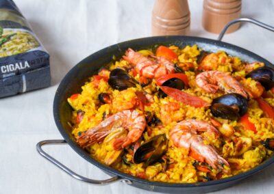 Paella mista com frango e marisco: uma celebração do sabor mediterrâneo