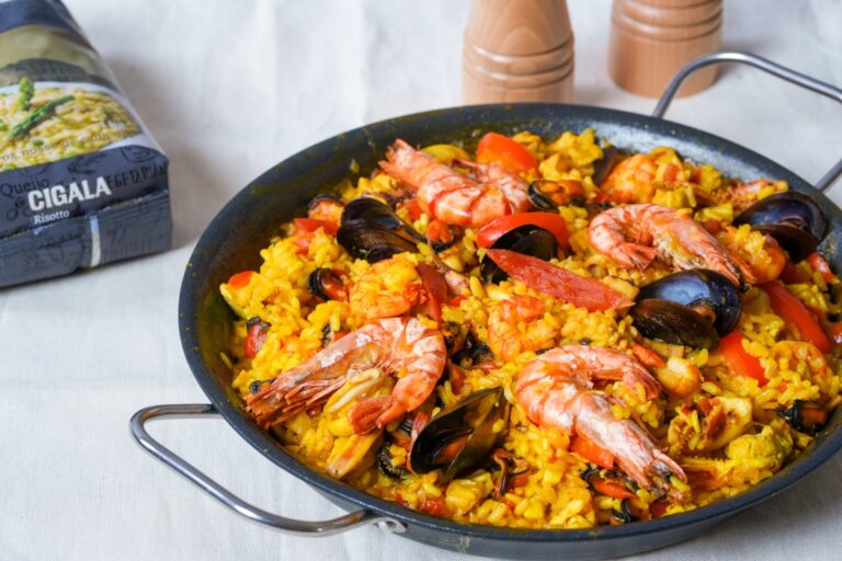 Foto de Paella mista com frango e marisco: uma celebração do sabor mediterrâneo