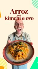 arroz com kimchi, ovo e legumes numa frigideira – imagem de capa